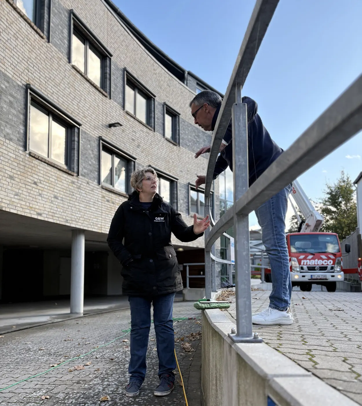 Die Inhaber von G&W bei der Arbeit an einer Glasbrüstung.